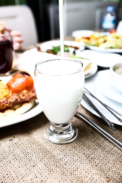 Bevanda turca Ayran o Kefir Latticello a base di yogurt