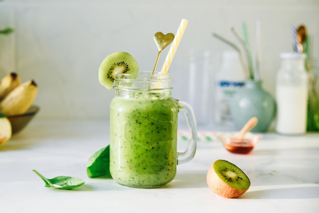 Bevanda vegana detox diet smoothie di frutta e verdura verdi