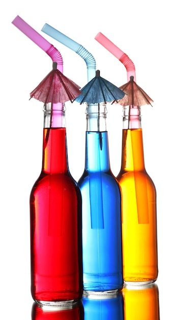 Bevande alcoliche colorate in bottiglie di vetro isolate su bianco