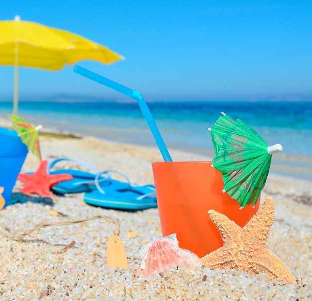 Bevande arancioni e blu da una spiaggia tropicale