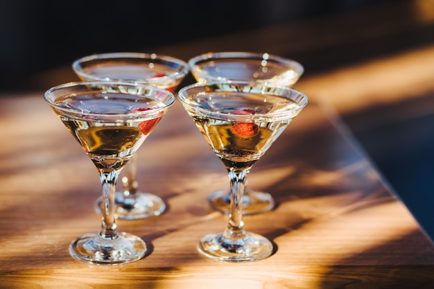 Bevande brillanti in bicchieri da cocktail