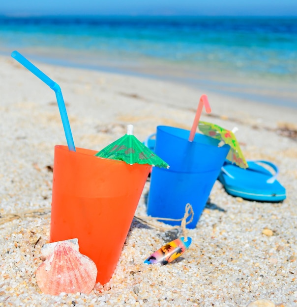 Bevande colorate su una spiaggia tropicale