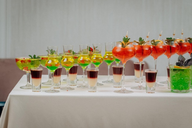 Bevande di benvenuto con bicchieri da cocktail e bevande in occasione di un evento bevande alcoliche a un matrimonio