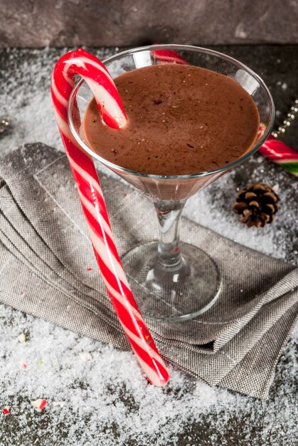 Bevande di Natale, cocktail martini moka menta piperita con bastoncino di zucchero, su copyspace grigio