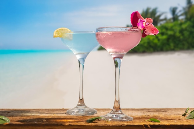 Bevande estive Cocktail alcolici colorati sulla spiaggia tropicale