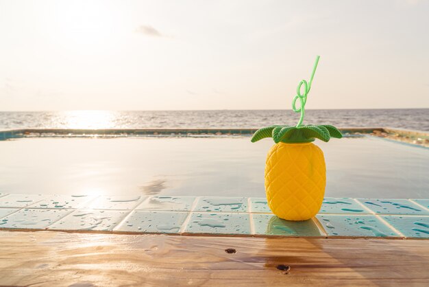 bevande estive tropicali accanto alla piscina