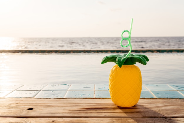 Bevande estive tropicali accanto alla piscina