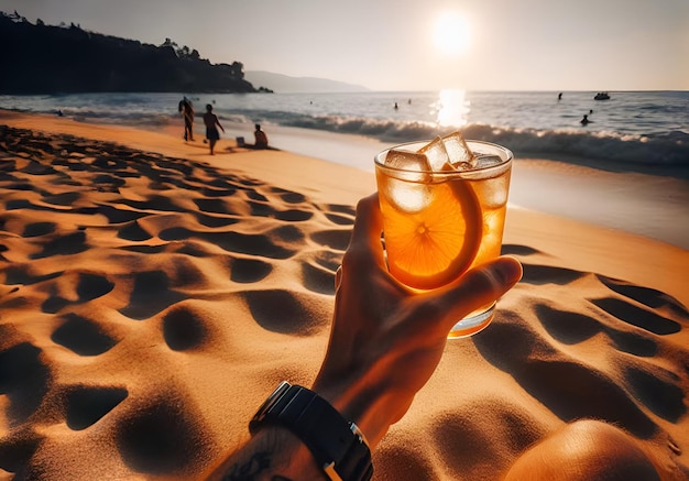 Bevande rinfrescanti sulla spiaggia al tramonto Godetevi un succo freddo accanto all'oceano contro un caldo sole estivo