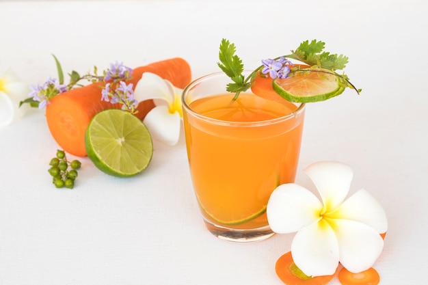 Bevande salutari a base di carota e limone