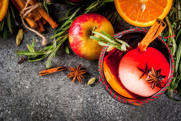 Bevande tradizionali invernali e autunnali. Cocktail di Natale e del Ringraziamento. Vin brulè con arancia, mela, rosmarino,