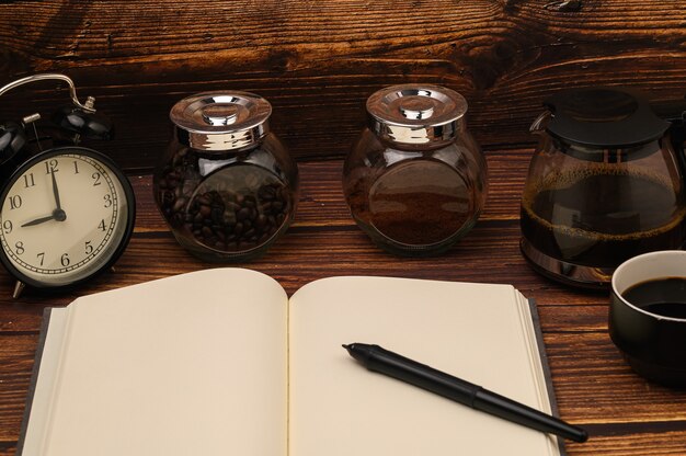 Bevi caffè, dai energia al lavoro, leggi e scrivi.