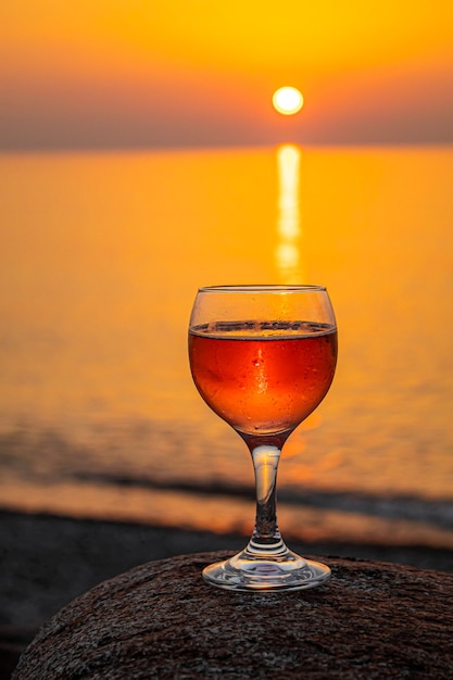 Bevi vino in riva al mare. Messa a fuoco selettiva. natura.