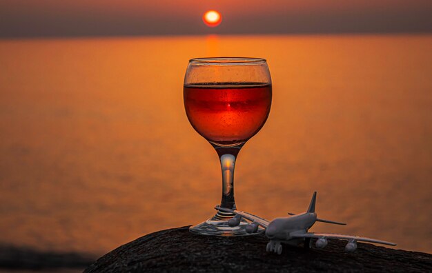 Bevi vino in riva al mare. Messa a fuoco selettiva. natura.