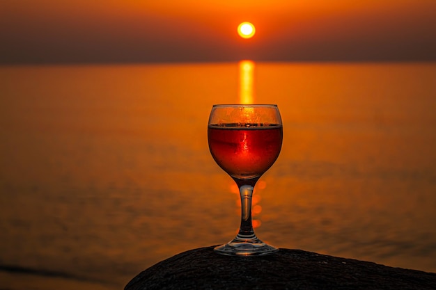 Bevi vino in riva al mare. Messa a fuoco selettiva.