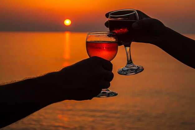 Bevi vino in riva al mare. Messa a fuoco selettiva.