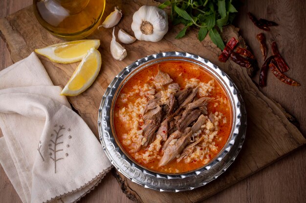 Beyran zuppa turca con carne di agnello, riso, aglio tritato e salsa di aceto. Cibo biologico tradizionale. Zuppa tradizionale di Gaziantep, Turchia. (nome turco; beyran corbasi)