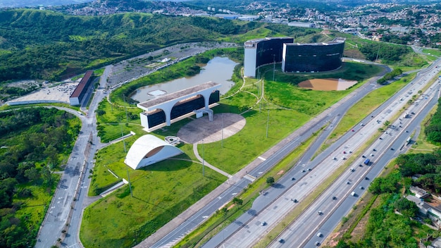 BH Minas Gerais Brasile 12 2022 Veduta aerea del governo statale dell'amministrazione comunale del progetto Minas Gerais Architetto brasiliano Amministrazione Oscar Niemeyer vista della città in una bella giornata