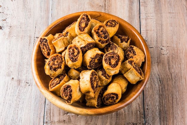 Bhakarwadi anche scritto come Bakarwadi o involtino primavera, è un tradizionale snack dolce e speziato per l'ora del tè nato a Pune, nel Maharashtra