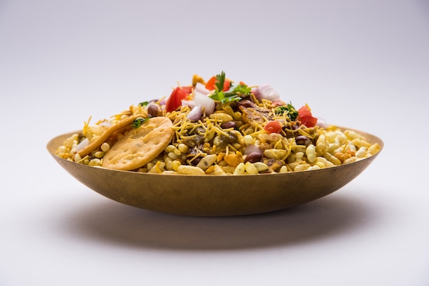 Bhel Puri è uno spuntino salato o un prodotto Chaat dall'India. È fatto di riso soffiato, verdure e salsa di tamarindo piccante. Popolare cibo indiano lungo la strada?