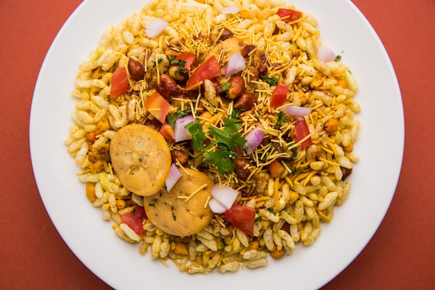 Bhel Puri è uno spuntino salato o un prodotto Chaat dall'India. È fatto di riso soffiato, verdure e salsa di tamarindo piccante. Popolare cibo indiano lungo la strada?