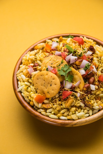 Bhel Puri è uno spuntino salato o un prodotto Chaat dall'India. È fatto di riso soffiato, verdure e salsa di tamarindo piccante. Popolare cibo indiano lungo la strada?