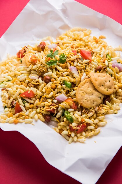 Bhel Puri è uno spuntino salato o un prodotto Chaat dall'India. È fatto di riso soffiato, verdure e salsa di tamarindo piccante. Popolare cibo indiano lungo la strada?