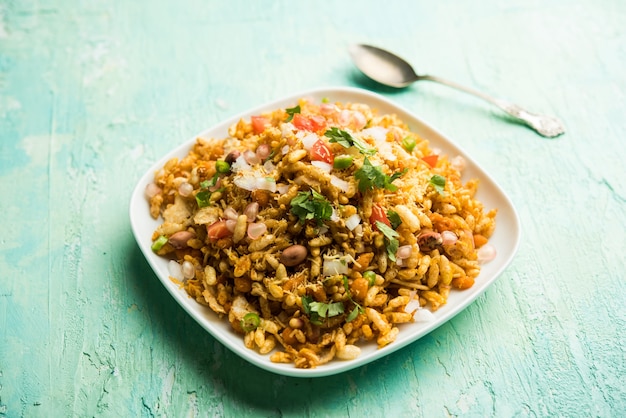 Bhelpuri Chaat o chat è un gustoso cibo indiano lungo la strada, servito in una ciotola o in un piatto. messa a fuoco selettiva