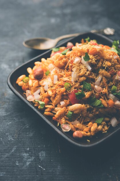 Bhelpuri Chaat o chat è un gustoso cibo indiano lungo la strada, servito in una ciotola o in un piatto. messa a fuoco selettiva