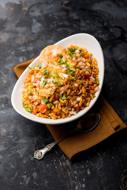 Bhelpuri Chaat o chat è un gustoso cibo indiano lungo la strada, servito in una ciotola o in un piatto. messa a fuoco selettiva