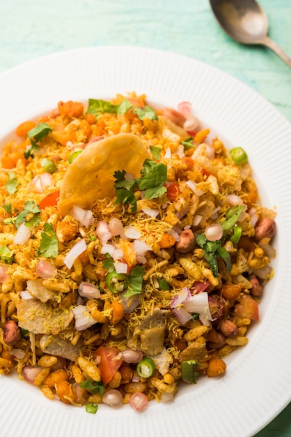 Bhelpuri Chaat o chat è un gustoso cibo indiano lungo la strada, servito in una ciotola o in un piatto. messa a fuoco selettiva