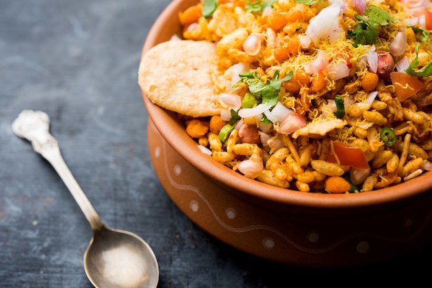 Bhelpuri Chaat o chat è un gustoso cibo indiano lungo la strada, servito in una ciotola o in un piatto. messa a fuoco selettiva