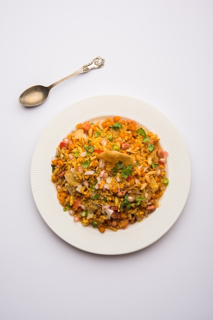 Bhelpuri Chaat o chat è un gustoso cibo indiano lungo la strada, servito in una ciotola o in un piatto. messa a fuoco selettiva