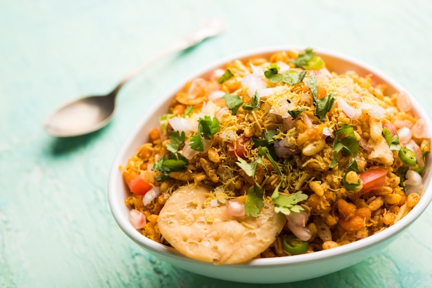 Bhelpuri Chaat o chat è un gustoso cibo indiano lungo la strada, servito in una ciotola o in un piatto. messa a fuoco selettiva