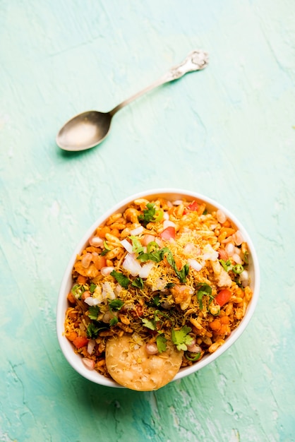 Bhelpuri Chaat o chat è un gustoso cibo indiano lungo la strada, servito in una ciotola o in un piatto. messa a fuoco selettiva