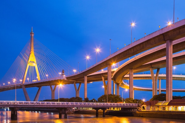 Bhumibol Bridge di notte