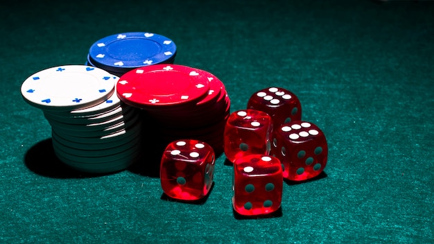 Bianca; la pila rossa e blu del chip del casinò con rosso taglia su priorità bassa verde