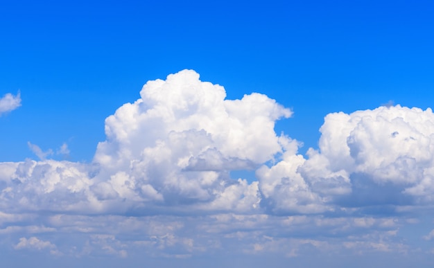 Bianche nuvole soffici contro il cielo blu