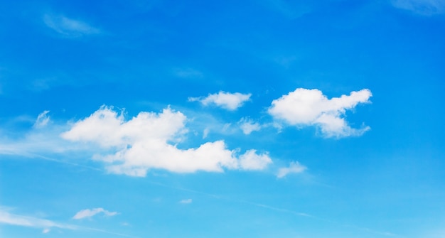 Bianche nuvole stravaganti sul cielo blu