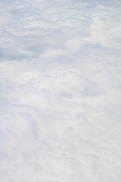 Bianche soffici nuvole full size vicino sullo sfondo