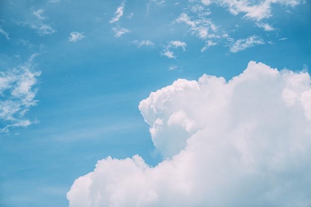 Bianche, Soffici Nuvole Nel Cielo Blu. Sfondo Dalle Nuvole