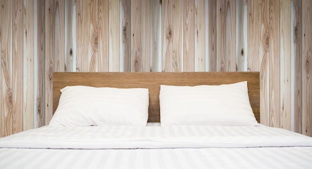 biancheria da letto bianca e cuscino nella camera d&#39;albergo