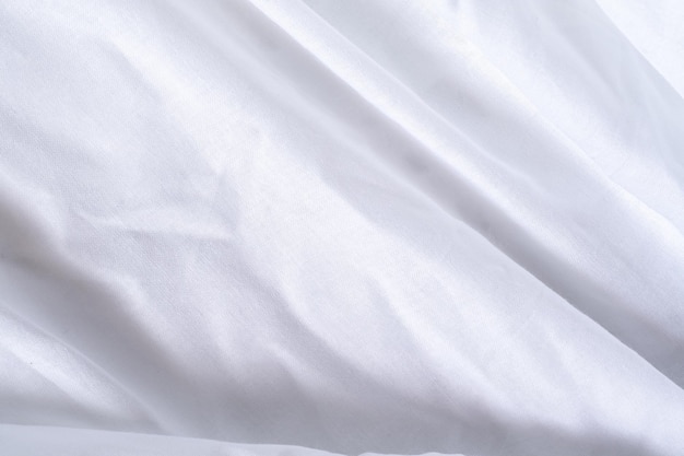 Biancheria da letto bianca struttura sfumata curva sfocata stile di tessuto astratto di lusso Biancheria da letto stropicciata e sfondo grigio scuro