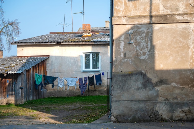 Biancheria lavata ancorata su una linea di lavaggio nel cortile in una giornata nuvolosa