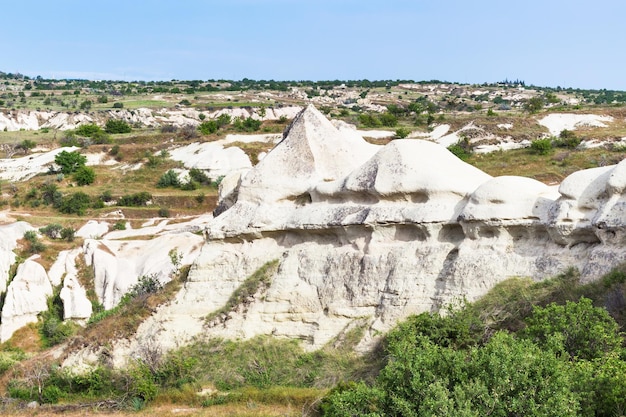 Bianchi pendii di montagna nel Parco Nazionale di Goreme