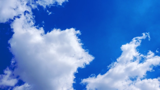 Bianchi soffici nuvole nel cielo blu. Natura sfondo astratto.