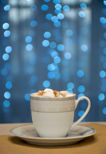 Bianco con tazza d'argento di caffè caldo e aromatico