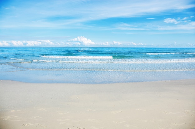 Bianco della spiaggia di sabbia al cielo.