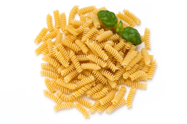 Bianco isolato pasta cruda di fusilli