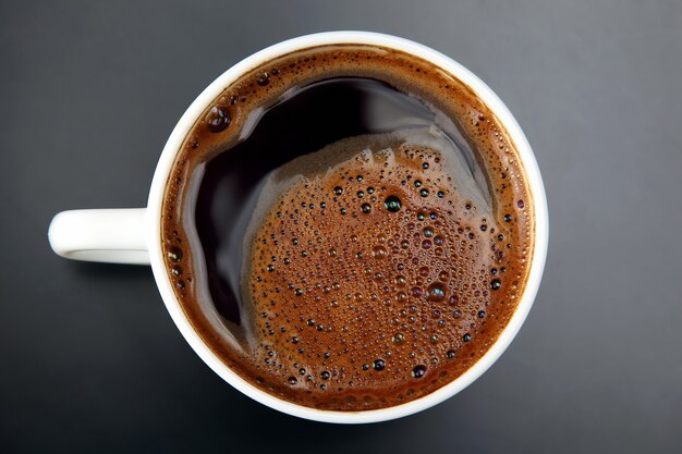 Bianco Tazza di caffè nero caldo su gray