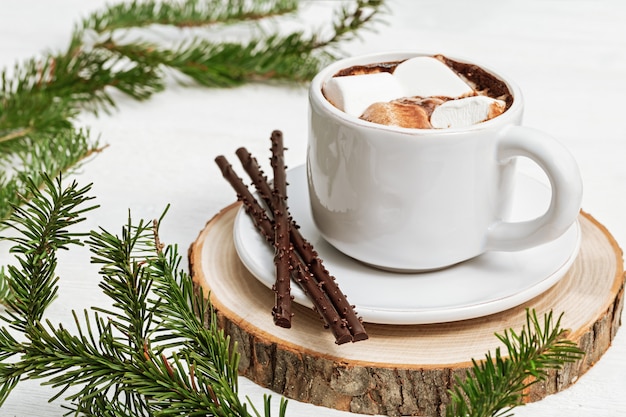 Bianco tazza di cioccolata calda con marshmallow decorato ramoscelli di abete